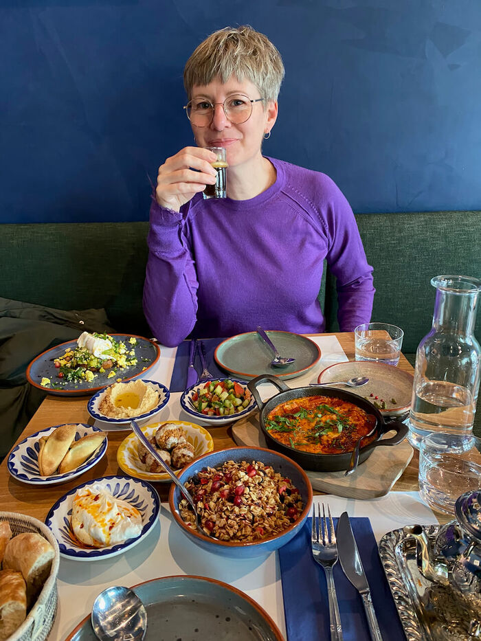 Am Muttertag - ohne Kids, mit meinem Mann im Restaurant Majorelle in Luzern, bei einem leckeren marokkanischen Brunch - diese Farben!